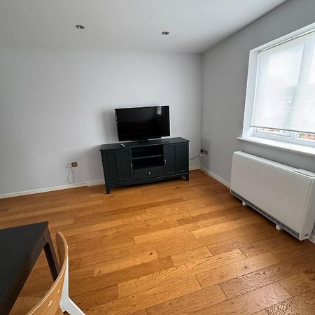 2-Bedroom Flat Walking Distance To Excel London - Perfect Location! Exterior photo